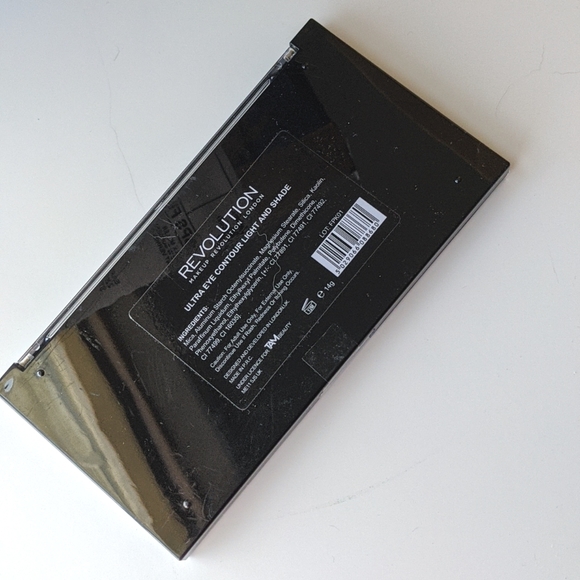 Makeup Revolution Ultra Eye Contour Light and Shade Palette - Picture 3 of 4
